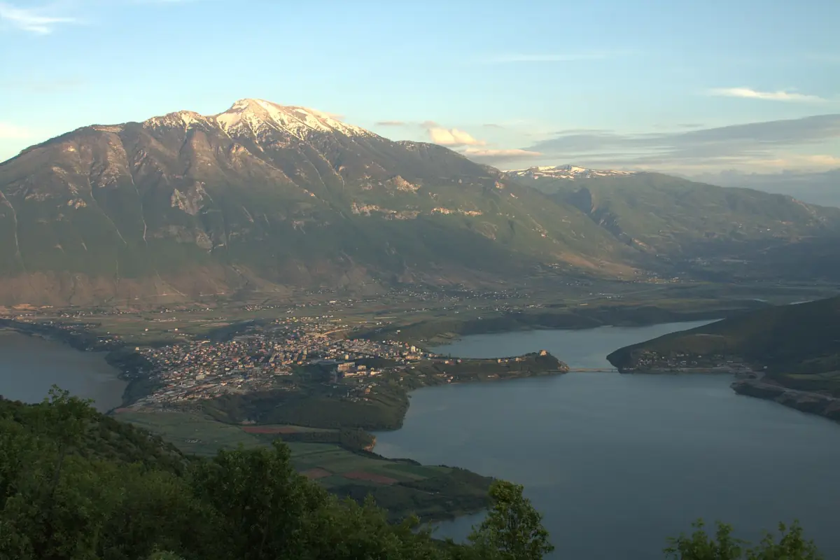 Il monte Gjallica visto dal villaggio di Demiroll