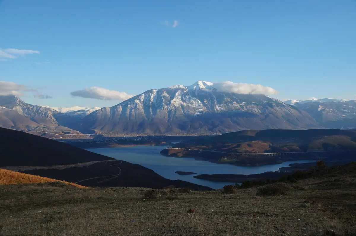 Il monte Gjallica sopra Kukës e il lago di Fierza