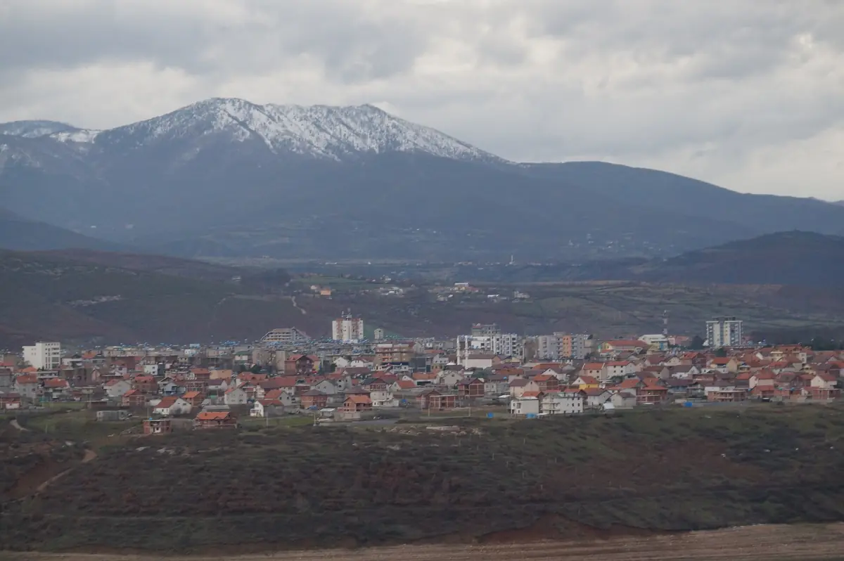 Il centro di Kukës ai piedi delle montagne
