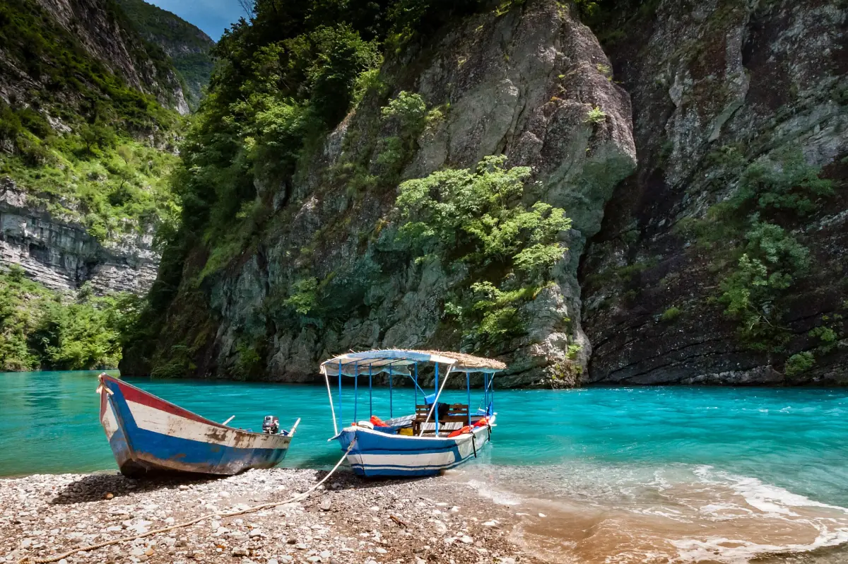 Il lago di Koman tra ripidi versanti